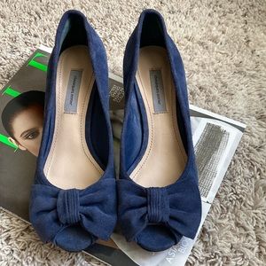 Nordstrom-brand peep toe statement bow shoes (like new)